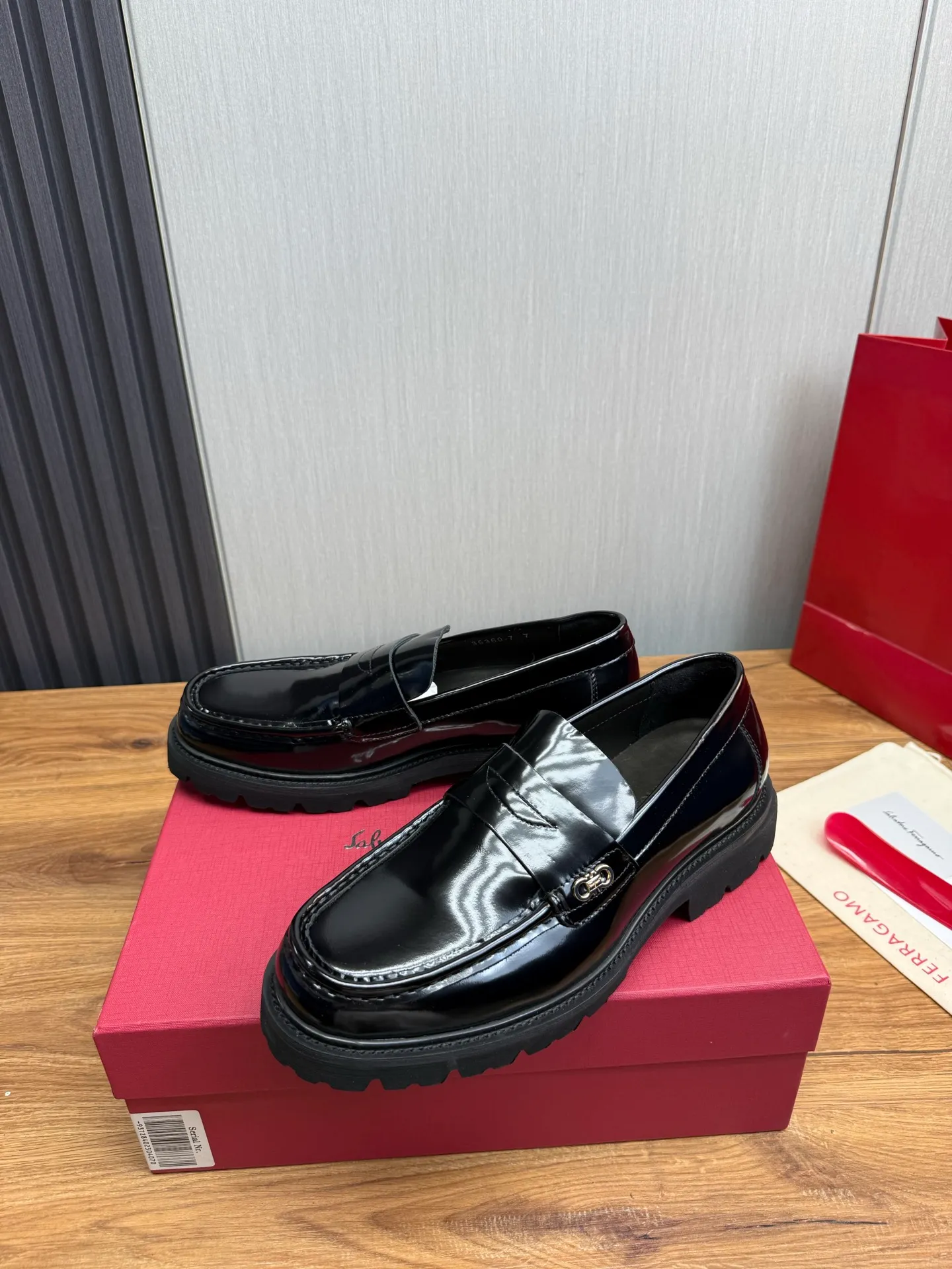 Men's shoes 💰880💰 Ferragamo. [Ferragamo] Men's Loaf leather shoes, the latest hot style, 1:1 original purchase quality, top quality, imported open-edge beaded cowhide leather on the upper, hand-made three-dimensional stitching highlights the round toe design, the inner feet are made of imported cowhide, with original wear-resistant rubber outsole, matching code 39-44, (38, 45 custom-made, non-refundable)